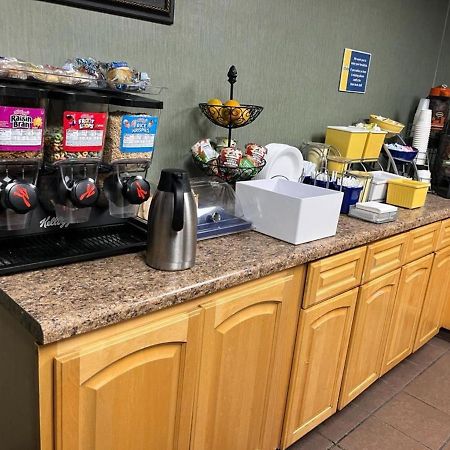 Days Inn By Wyndham Cedar Falls- University Plaza Buitenkant foto