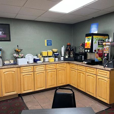Days Inn By Wyndham Cedar Falls- University Plaza Buitenkant foto