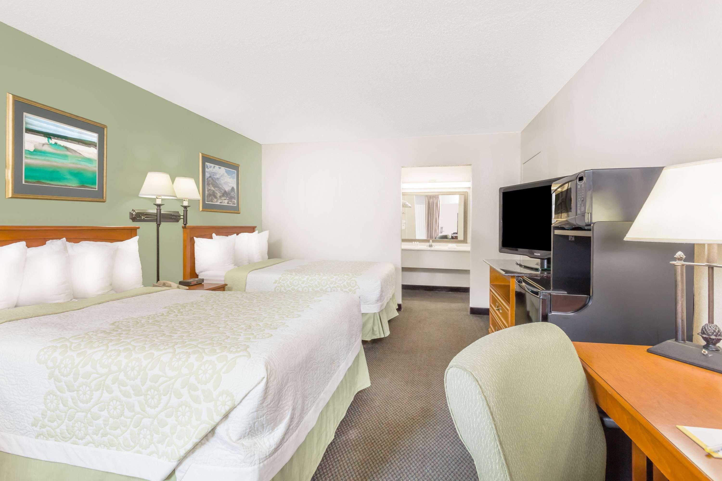 Days Inn By Wyndham Cedar Falls- University Plaza Buitenkant foto