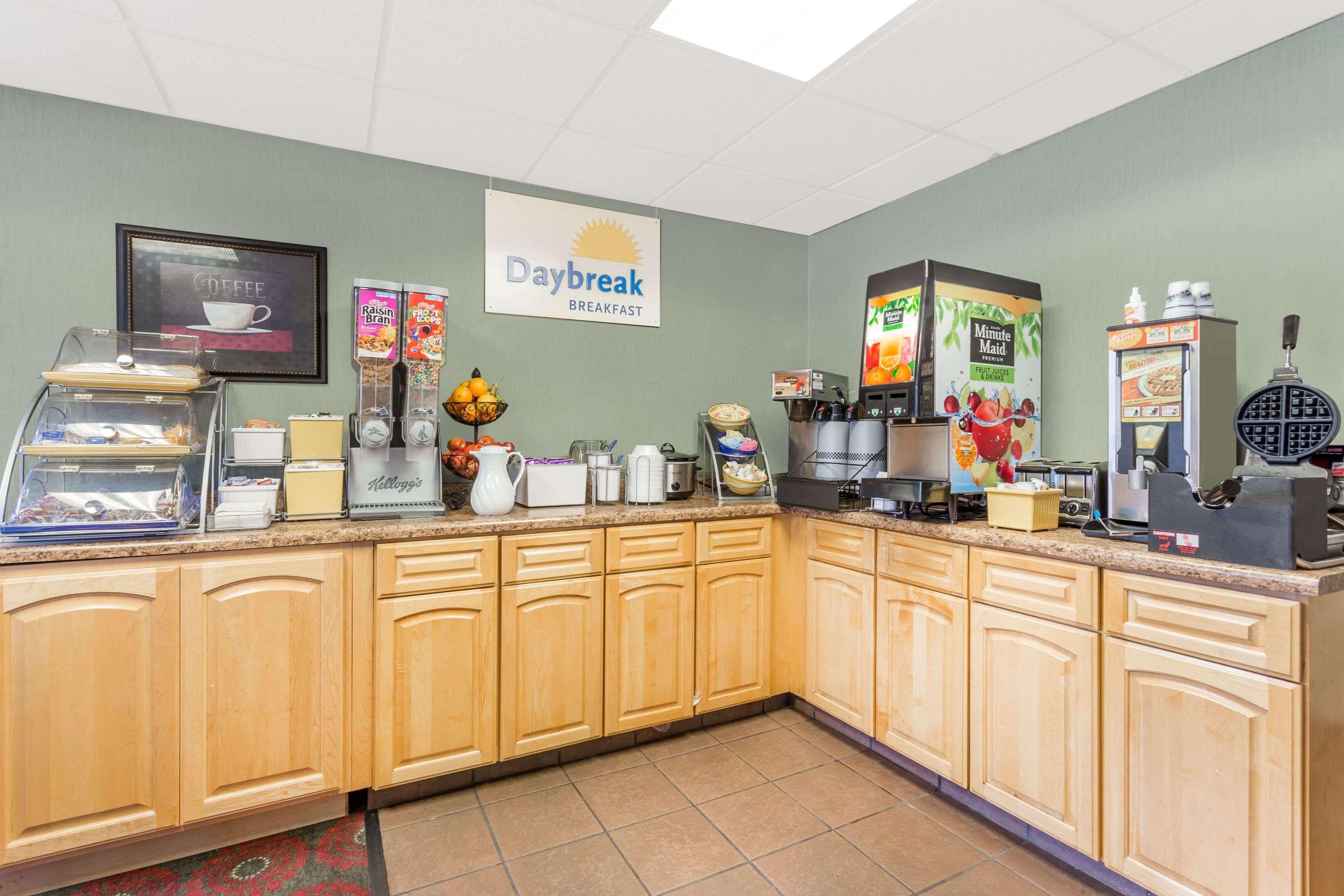 Days Inn By Wyndham Cedar Falls- University Plaza Buitenkant foto