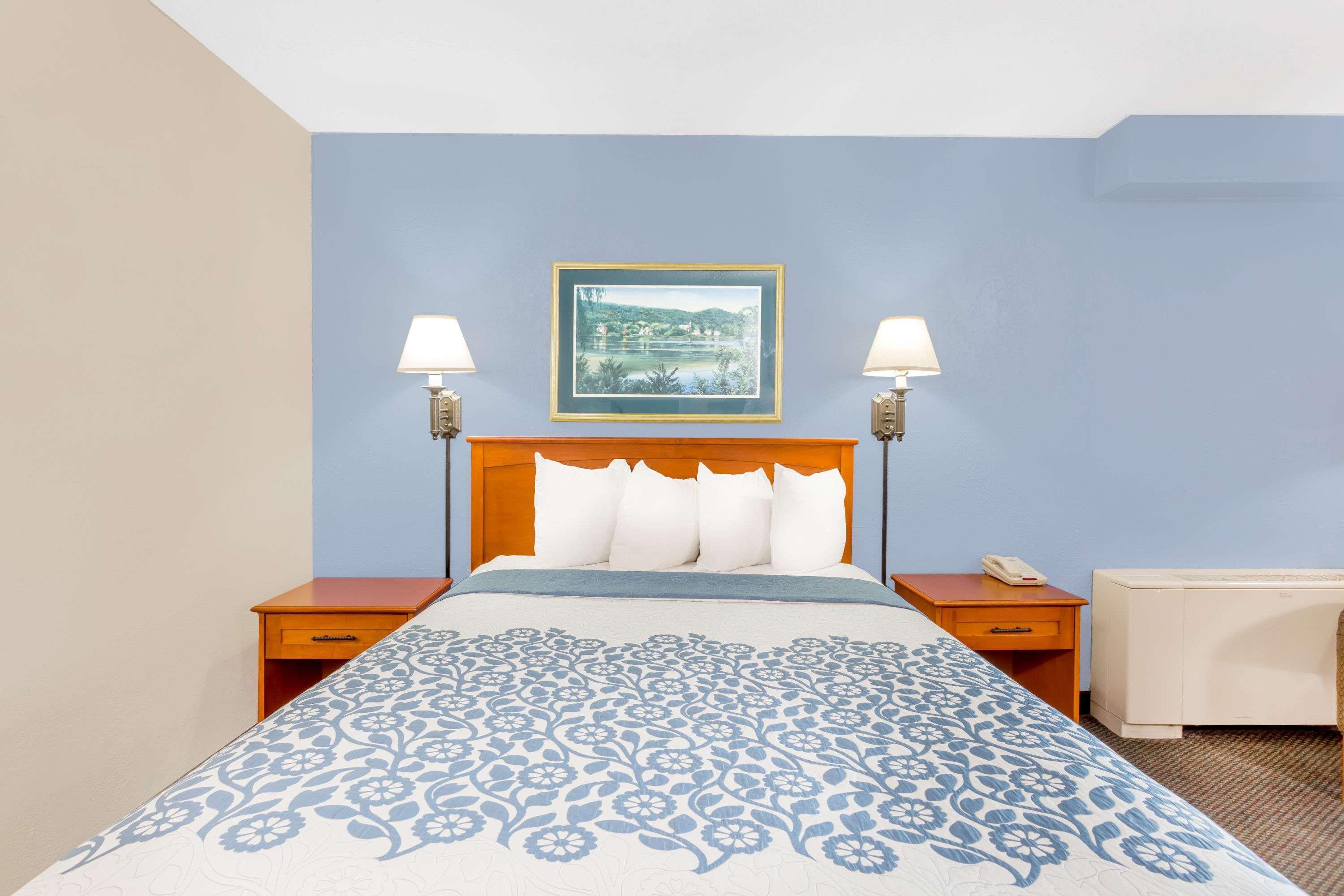 Days Inn By Wyndham Cedar Falls- University Plaza Buitenkant foto