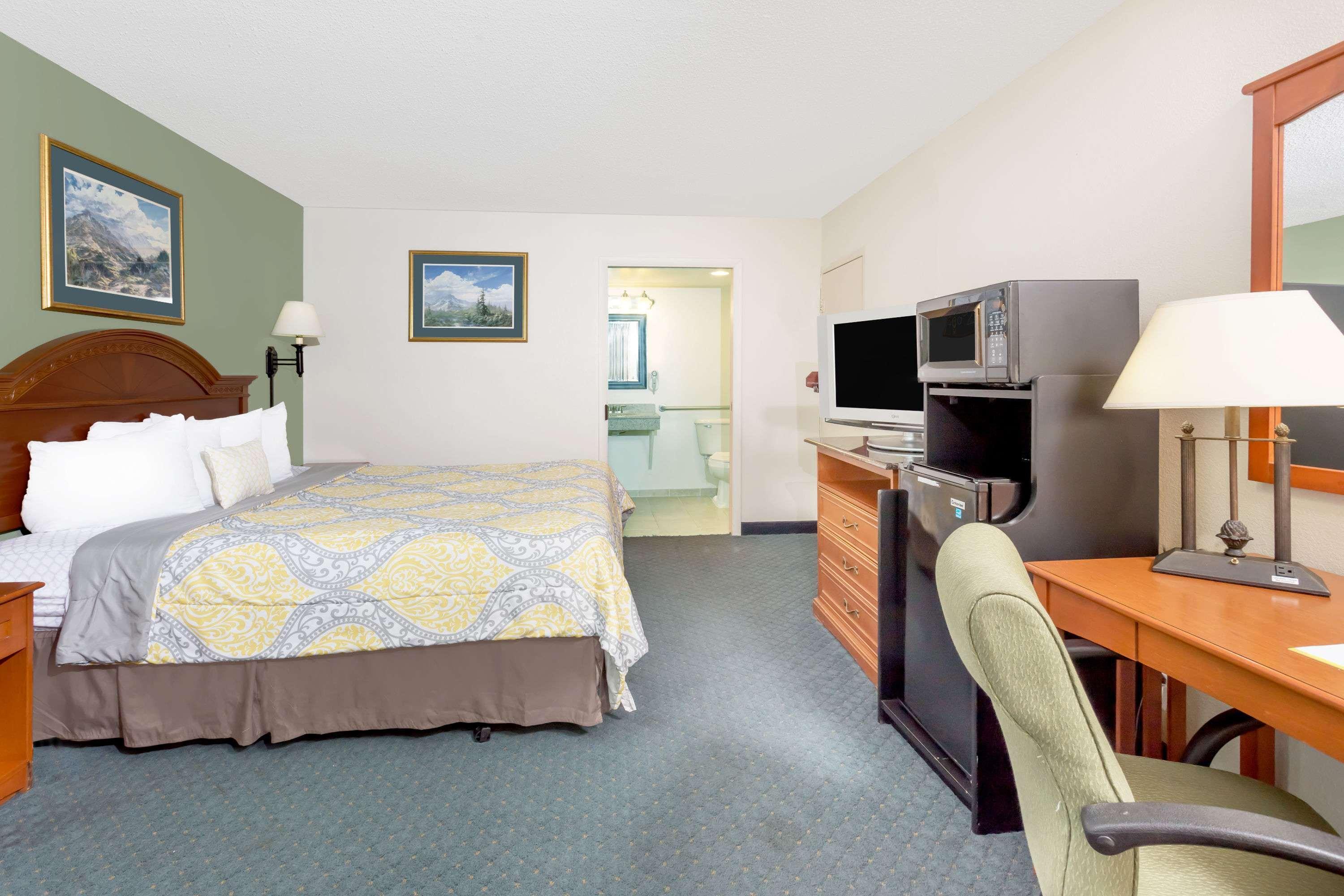 Days Inn By Wyndham Cedar Falls- University Plaza Buitenkant foto