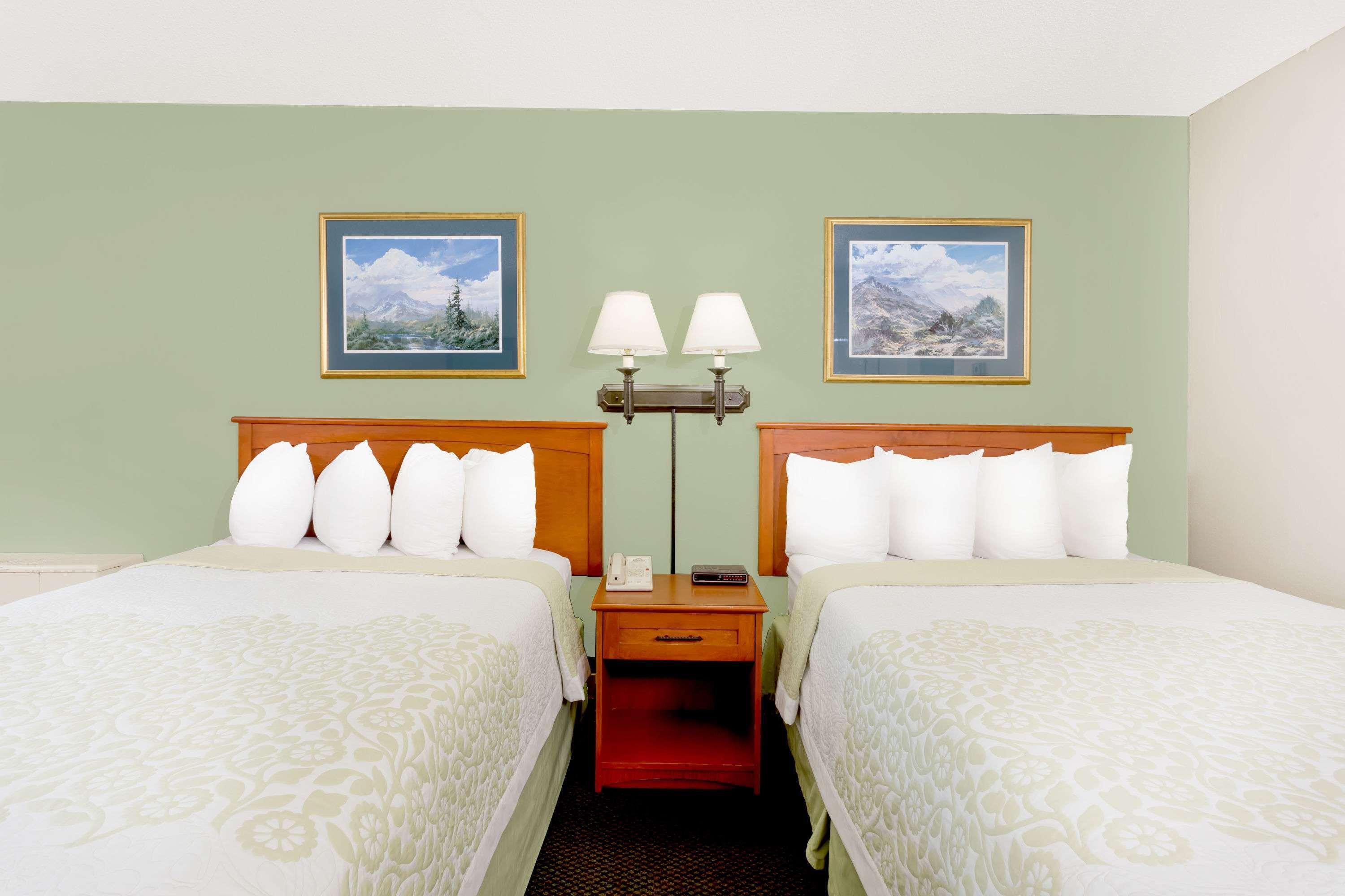 Days Inn By Wyndham Cedar Falls- University Plaza Buitenkant foto
