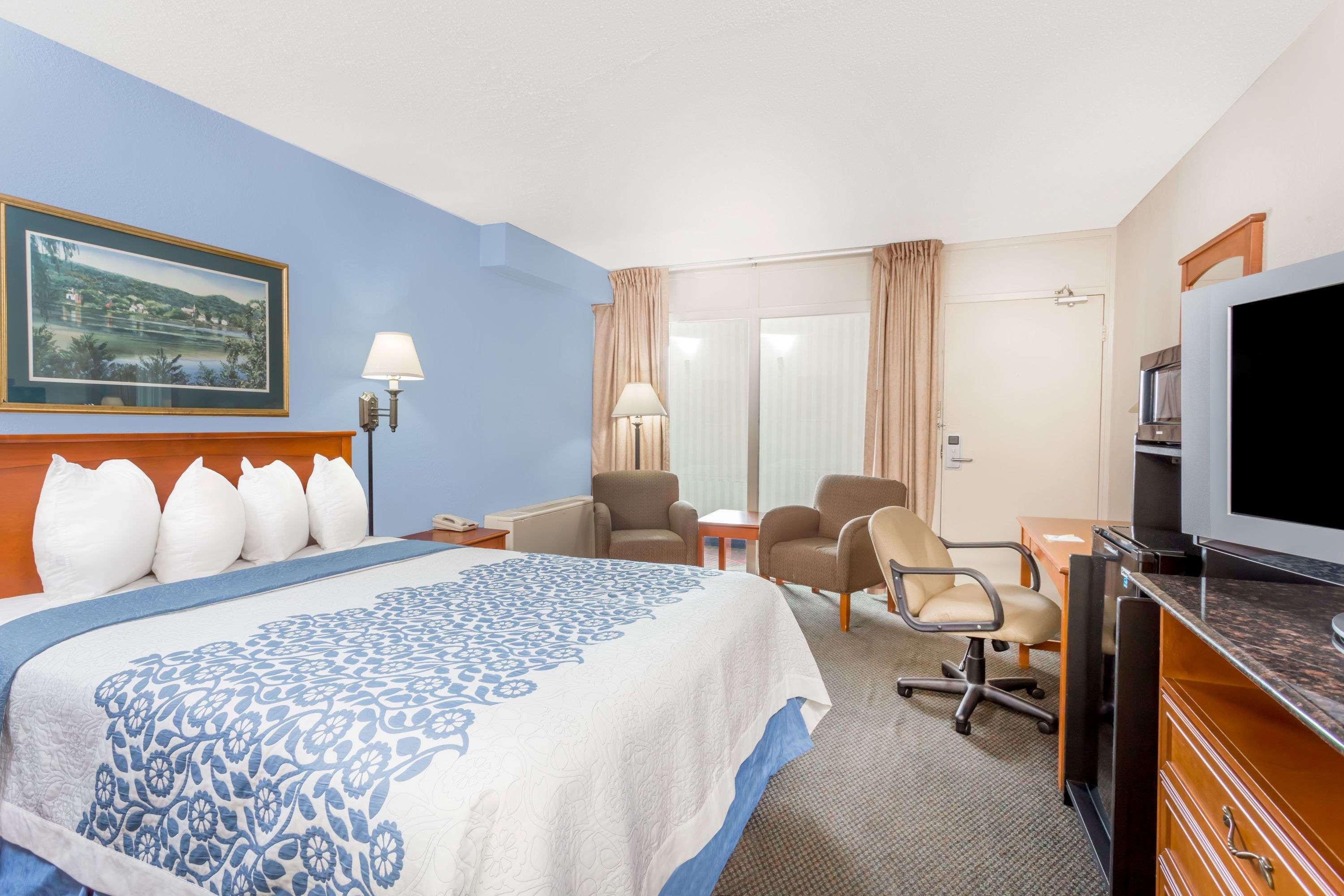 Days Inn By Wyndham Cedar Falls- University Plaza Buitenkant foto