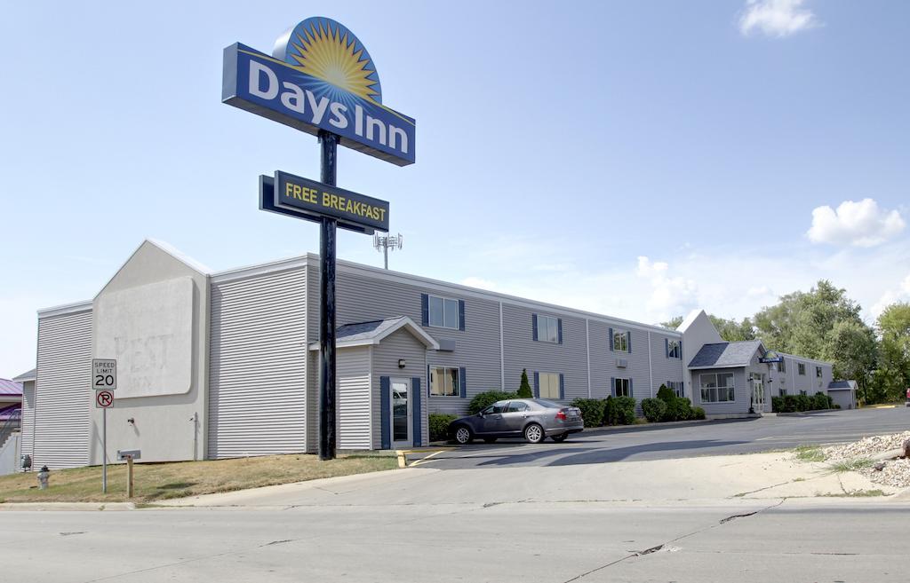 Days Inn By Wyndham Cedar Falls- University Plaza Buitenkant foto