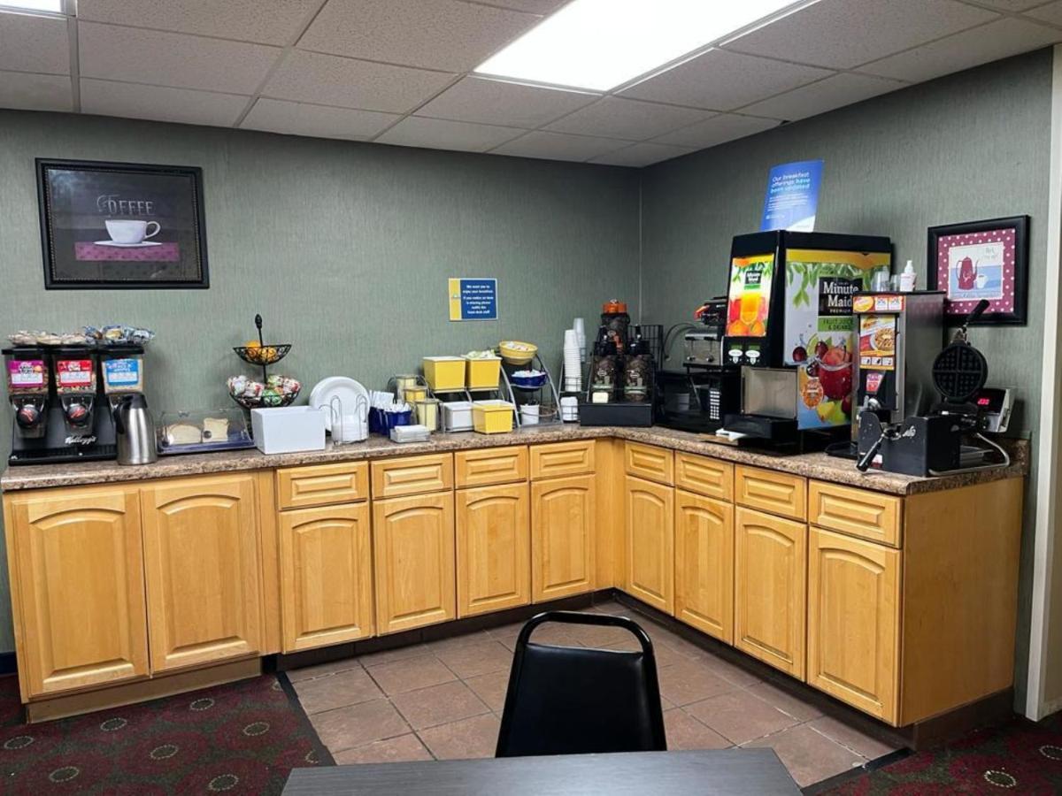 Days Inn By Wyndham Cedar Falls- University Plaza Buitenkant foto