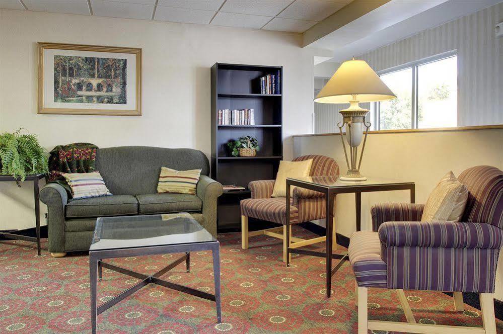 Days Inn By Wyndham Cedar Falls- University Plaza Buitenkant foto