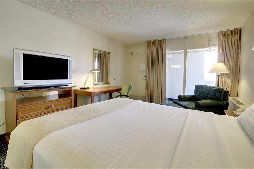 Days Inn By Wyndham Cedar Falls- University Plaza Buitenkant foto