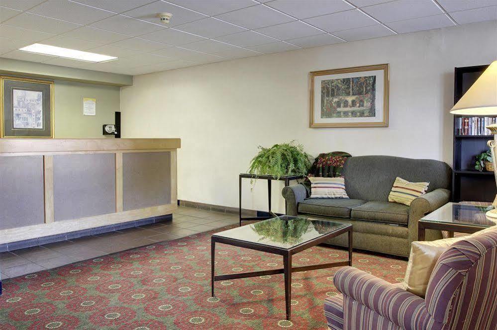 Days Inn By Wyndham Cedar Falls- University Plaza Buitenkant foto