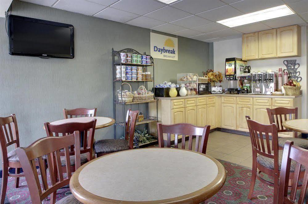 Days Inn By Wyndham Cedar Falls- University Plaza Buitenkant foto