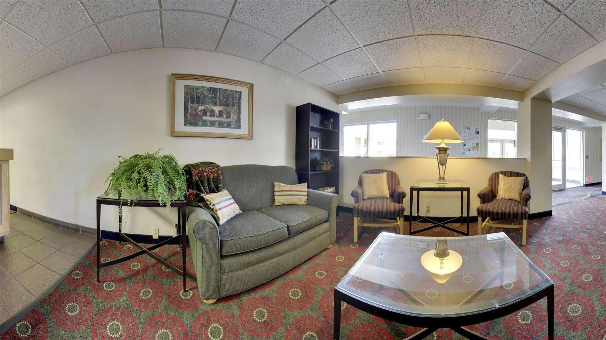 Days Inn By Wyndham Cedar Falls- University Plaza Buitenkant foto