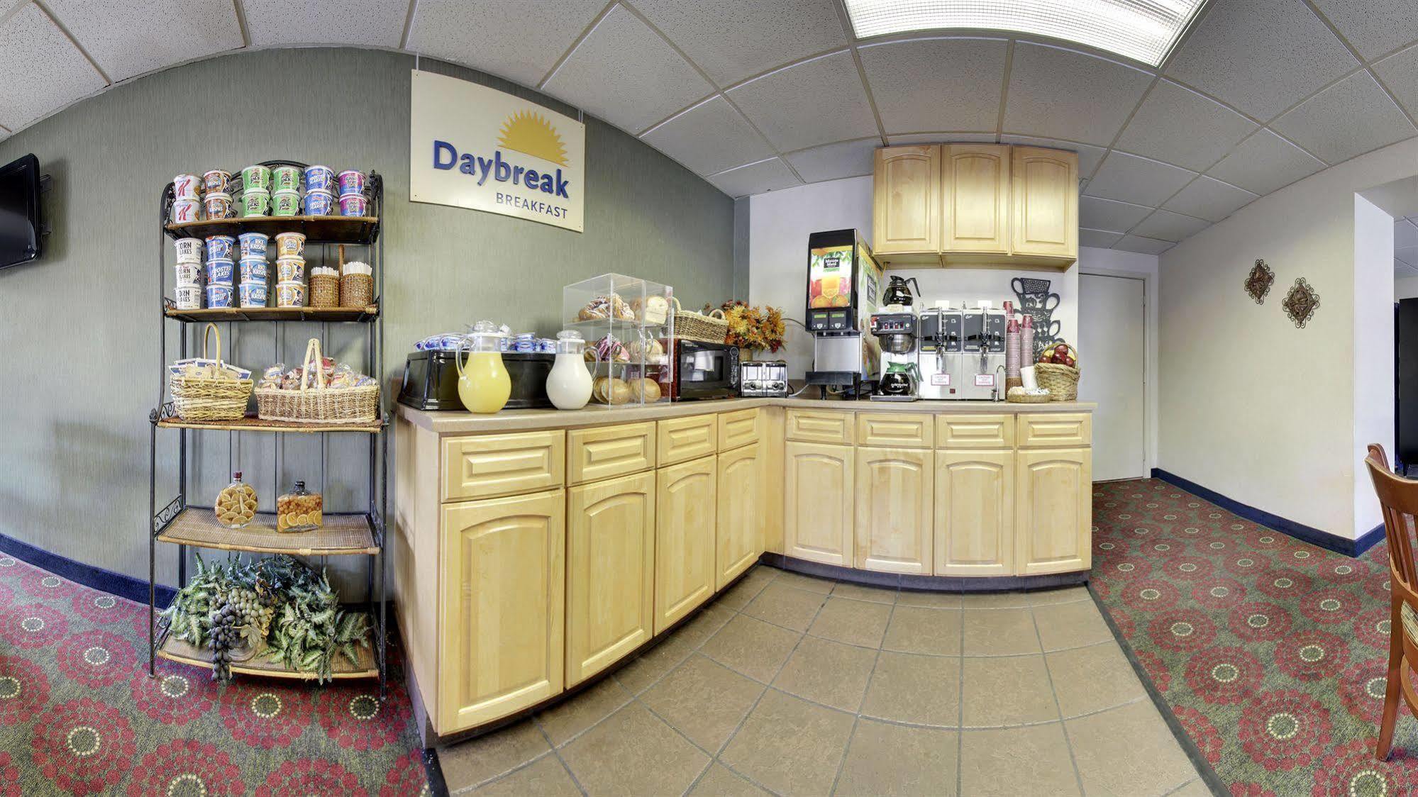 Days Inn By Wyndham Cedar Falls- University Plaza Buitenkant foto