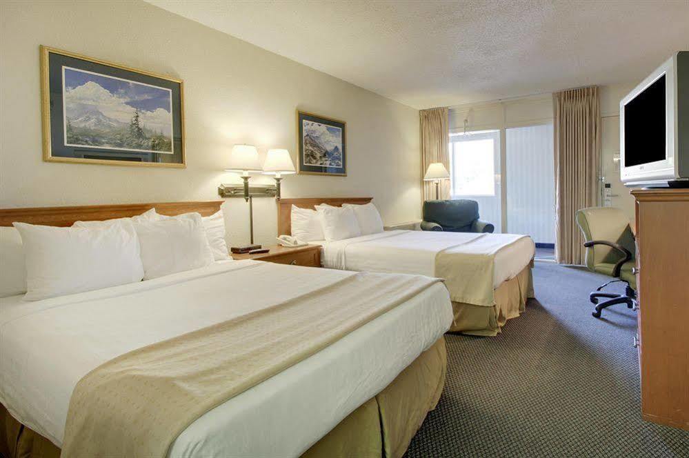 Days Inn By Wyndham Cedar Falls- University Plaza Buitenkant foto