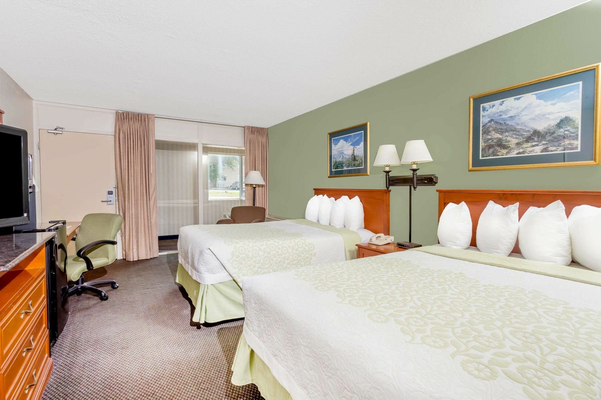 Days Inn By Wyndham Cedar Falls- University Plaza Buitenkant foto